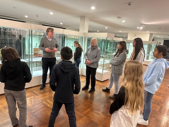 Malte Guttek, der Leiter des Deutschen Goldschmiedehauses Hanau ließ es sich nicht nehmen, die jungen Fachleute für liturgisches Gerät selbst durch die hochkarätige Ausstellung zu führen.